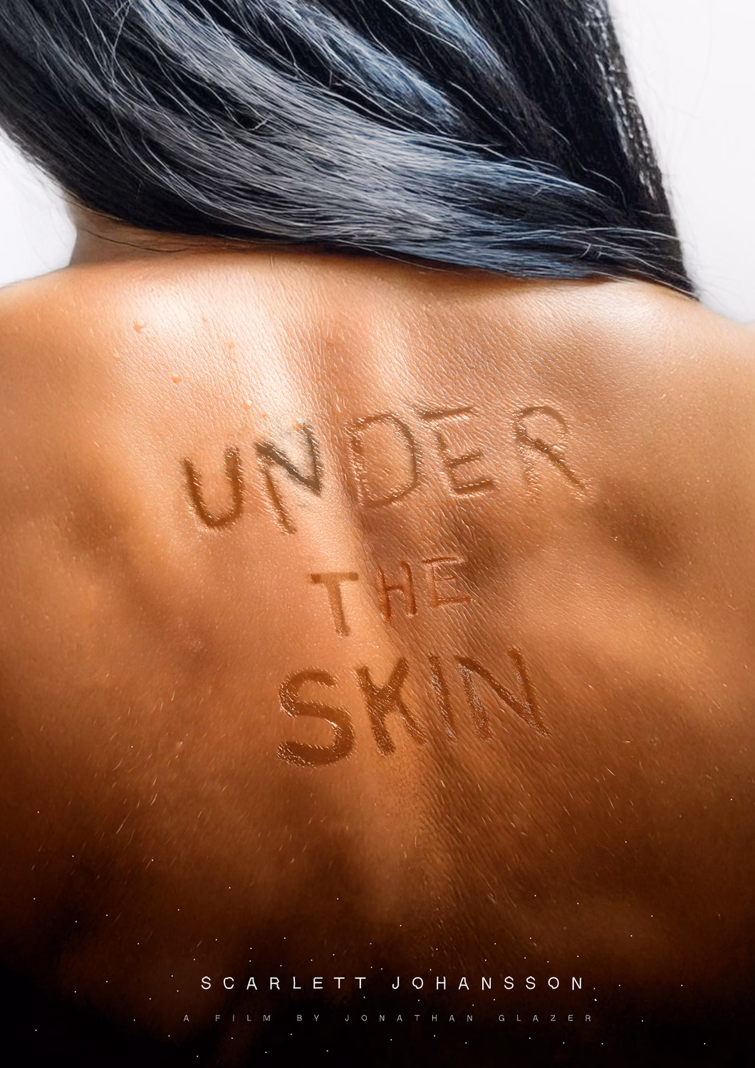 Filmplakat zeigt Rücken einer Frau mit eingeritztem Text "Under the Skin", Scarlett Johansson.