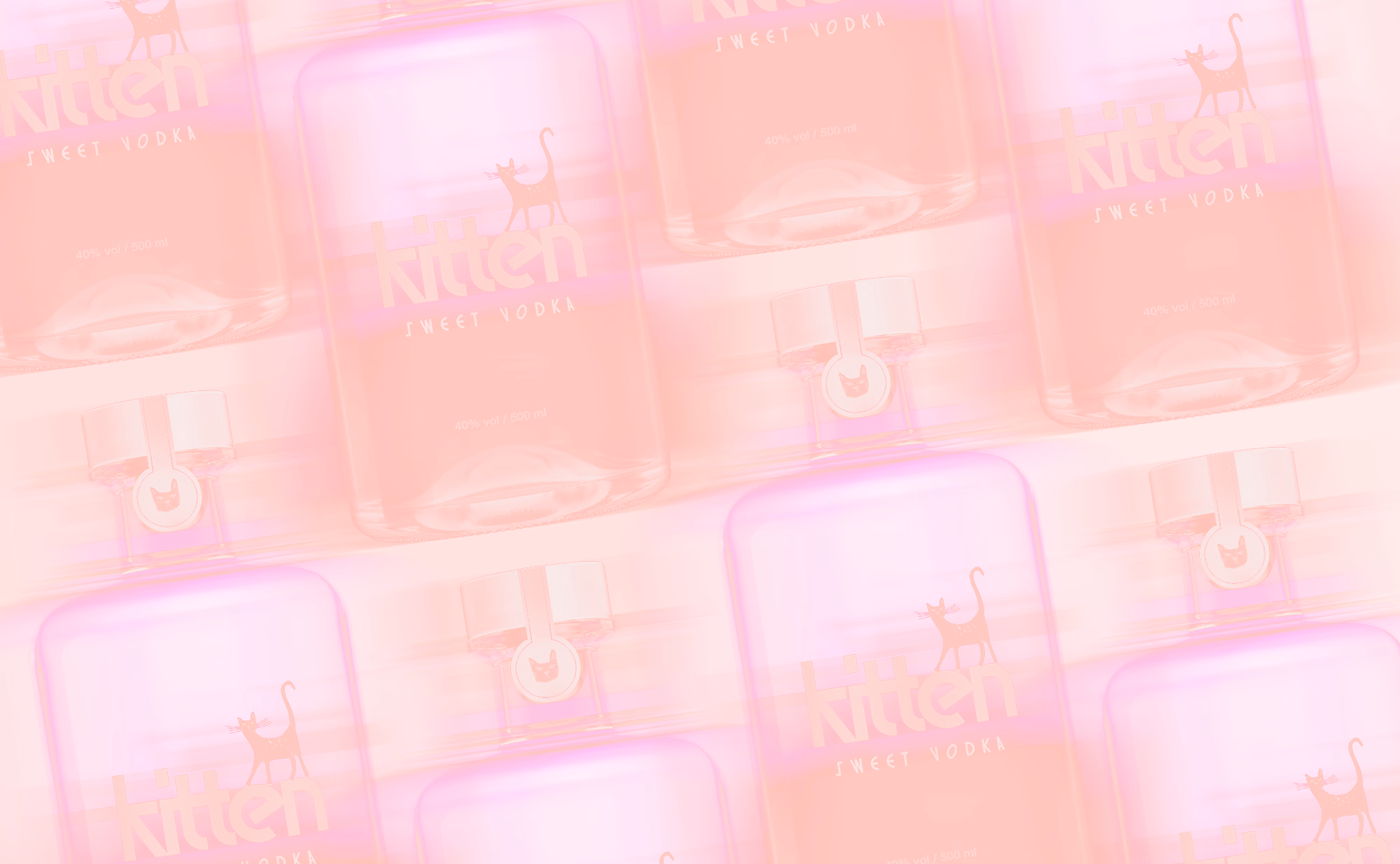 Flaschen von Mitch Sweet Vodka in Rosa- und Pastelltönen mit Katzenmotiv und Kopfhörern angeordnet.