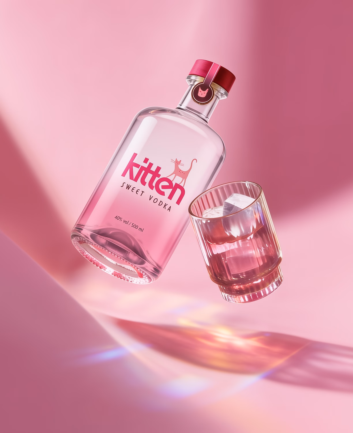 Kitten Sweet Vodka Flasche mit rosa Etikett und gefülltem Glas auf rosa Hintergrund mit Lichteffekten.