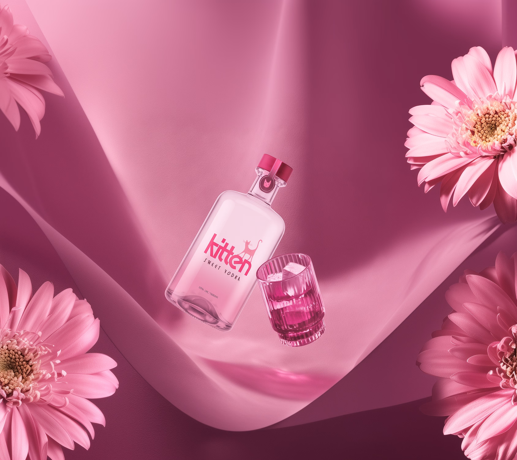 Eine Flasche "Kitsch" Sweet Vodka mit einem gefüllten Glas, umgeben von rosa Gerbera-Blüten auf rosa Hintergrund.