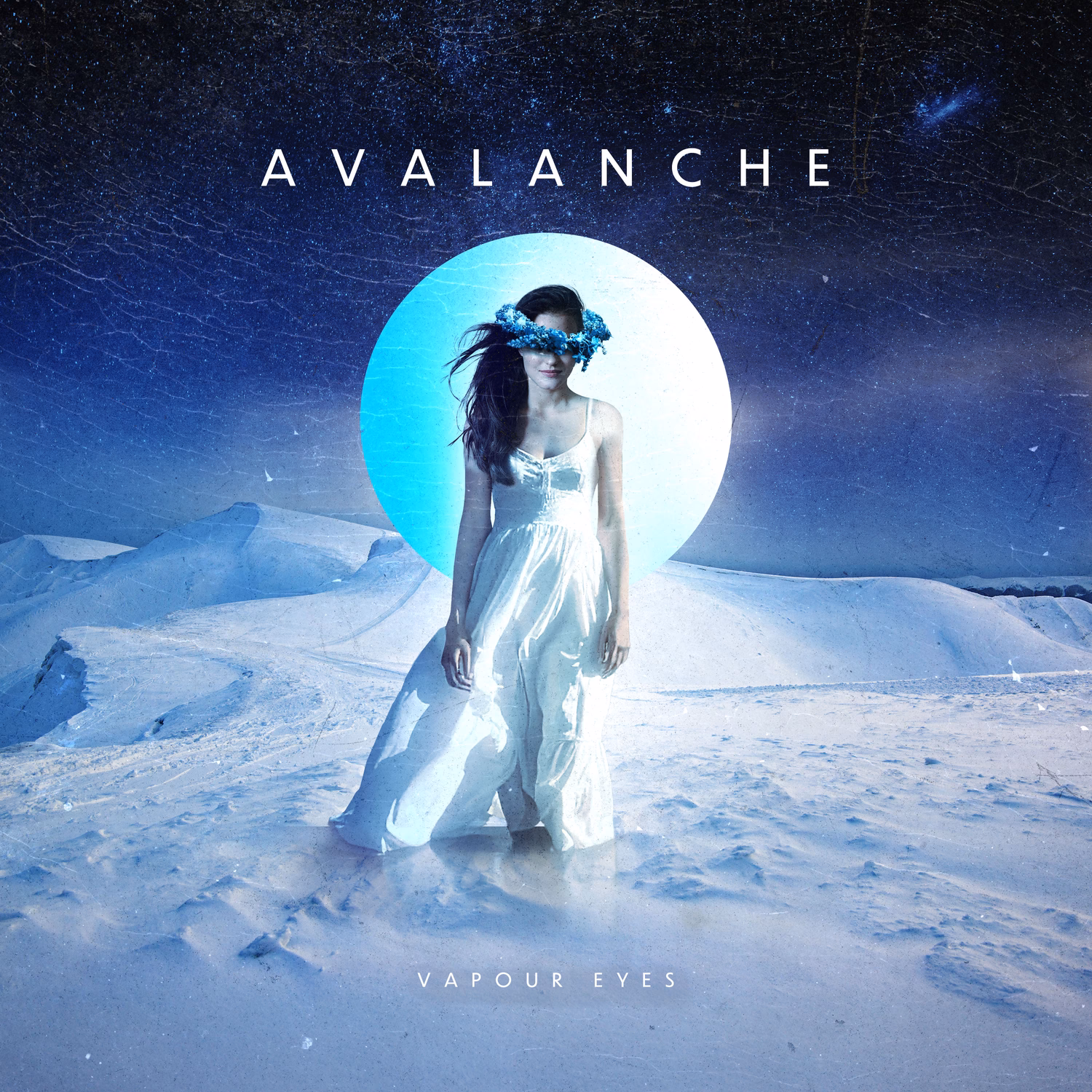 Albumcover "Avalanche" von Vapour Eyes mit Frau in weißem Kleid in verschneiter Landschaft unter glühendem Mond.