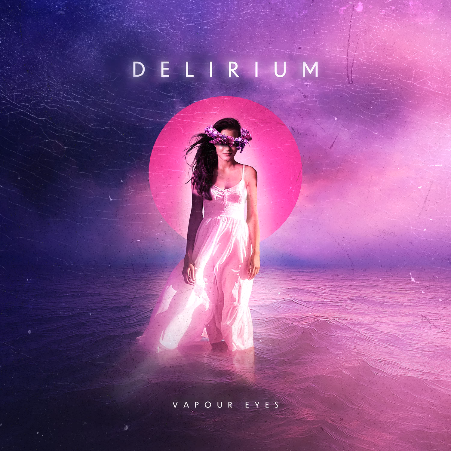 Albumcover "Delirium" von Vapour Eyes zeigt Frau im weißen Kleid mit Blumenkranz vor rosa leuchtendem Kreis.