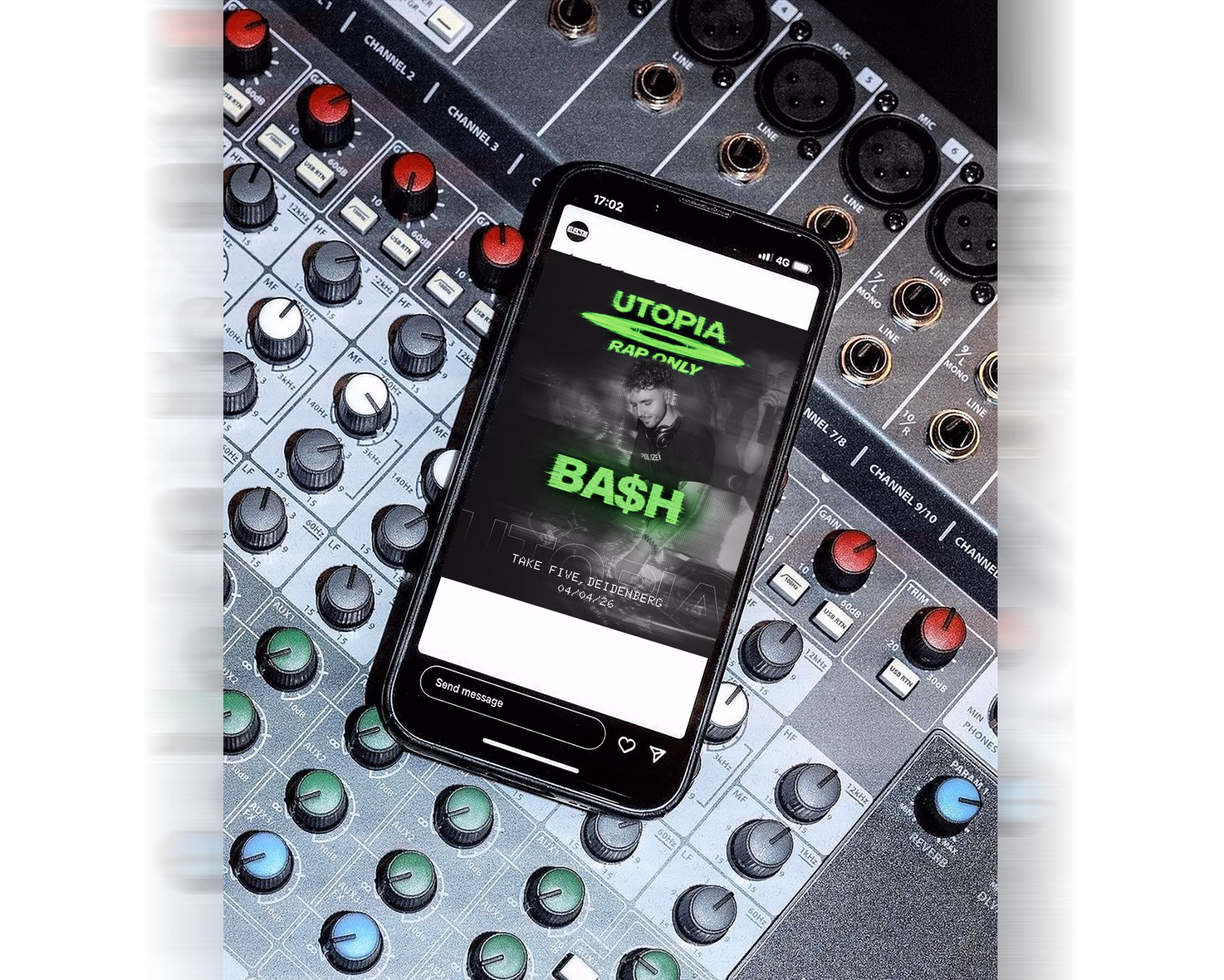 Smartphone auf Musikmischpult zeigt "UTOPIA RAP ONLY BASH" mit grünem Text und Künstlerfoto.