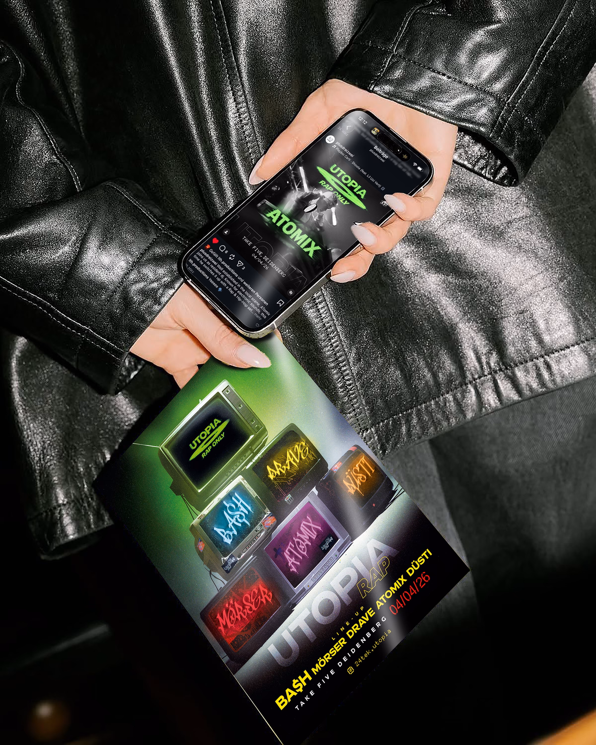 Frau hält Smartphone und Poster mit bunten Nagellack-Flaschen vor schwarzer Lederjacke.