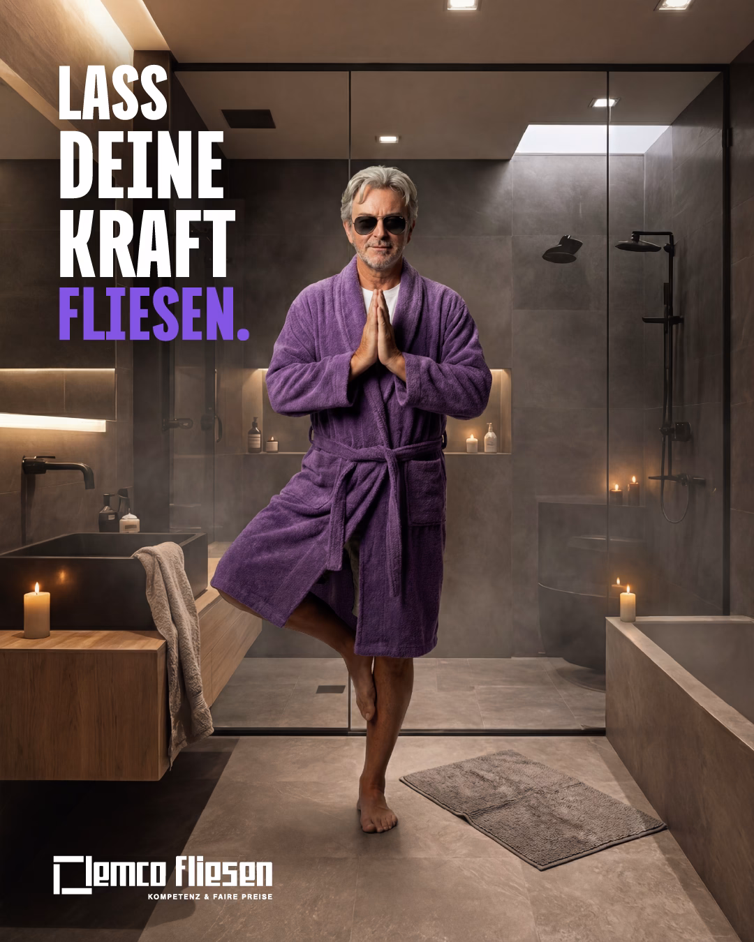 Mann in lila Bademantel und Sonnenbrille in modernem Badezimmer, steht in Yoga-Position vor Dusche.