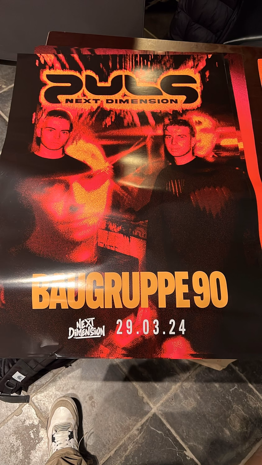 Plakat für "2000 Next Dimension" Baugruppe90 Event am 29.03.24 mit rotem Design und Künstlerfotos.