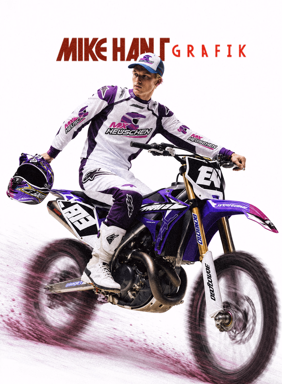 Motocrossfahrer Mike Hant auf purpurnem Dirt Bike in Reuschenpräsentation, Helm in Hand haltend.