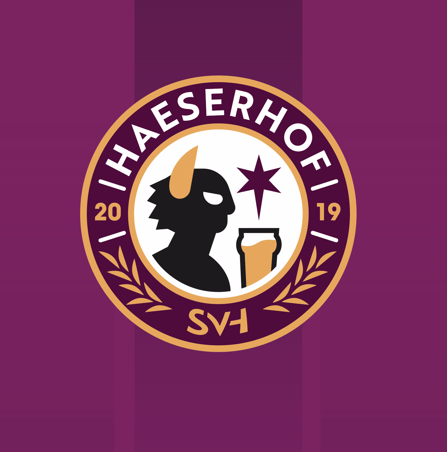 Haeserhof SVH 2019 Logo mit Ziegenkopf, Stern und Bierglas auf violettem Hintergrund.