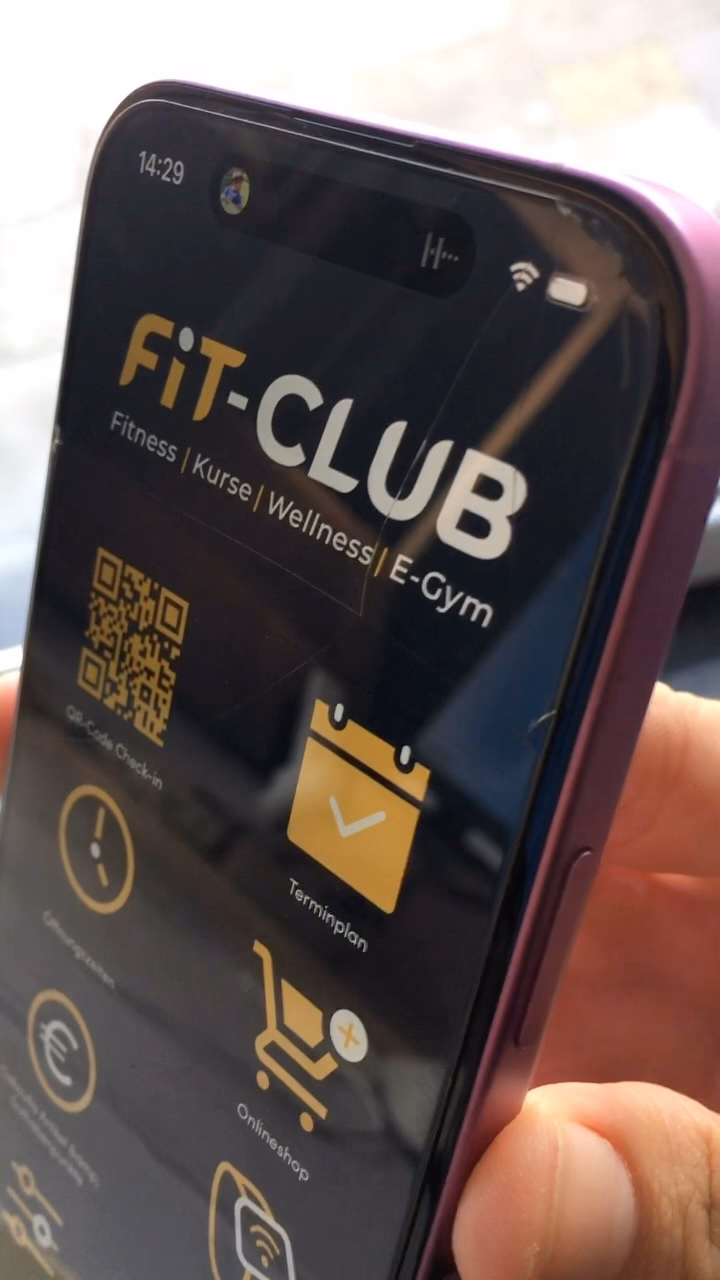 FiT-CLUB Fitness-App auf einem Smartphone-Bildschirm mit gelben Icons und QR-Code.